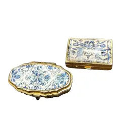 Foto de um(a) Combo Caixinhas de Metal Azulejo Português, da categoria de Cestos e Caixas. Combo de duas caixas de metal com estampa de azulejos portugueses: uma porta comprimidos e outra caixa de costura, década de... Vendido no marketplace Trésors.