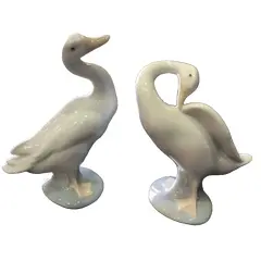 Foto de um(a) Antigo Par De Esculturas De Pato Porcelana Espanhola Lladró, da categoria de Escultura. Lladró. Antigo par de esculturas, representando casal se patos, feitos à mão em porcelana artística espanhola, da famosa... Vendido no marketplace Trésors.