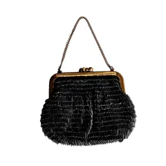 Foto de um(a) Bolsa de Festa Canutilhos e Latão, Década de 1970, da categoria de Bolsas. Bolsa de festa bordada à mão com canutilhos pretos, fecho e corrente em latão com forro em perfeito estado, década de 1970. ... Vendido no marketplace Trésors.