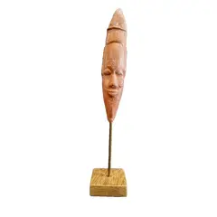 Foto de um(a) Escultura Máscara Africana Terracota, Peça Única, Década de 2000, da categoria de Escultura. Escultura com motivo de máscara africana em terracota, haste em latão e base madeira angelim. Peça assinada mas não... Vendido no marketplace Trésors.