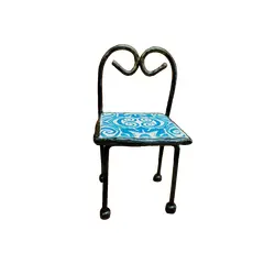 Foto de um(a) Miniatura de Cadeira em Ferro e Azulejo, Década de 2010, da categoria de Modelos e estatuetas. Miniatura de cadeira em ferro com pátina oxidada e um leve dourado, assento em azulejo azul e branco, motivo geométrico,... Vendido no marketplace Trésors.
