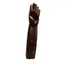 Foto de um(a) Figa de Madeira com Escultura Indígena, Década de 1970, da categoria de Objetos decorativos. Figa esculpida em madeira, com detalhe de escultura indígena na parte inferior. Peça decorativa da década de 1970. Medidas:... Vendido no marketplace Trésors.