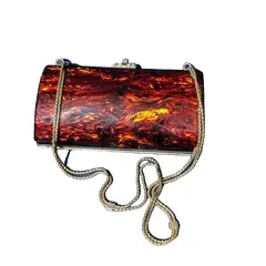 Foto de um(a) Bolsa de Mão em Acrílico Tipo Casco de Tartaruga, da categoria de Outros colecionáveis. Bolsa de festa em acrílico com estampa estilo casco de tartaruga, fecho e corrente em metal oxidado. Medidas: altura 10cm... Vendido no marketplace Trésors.