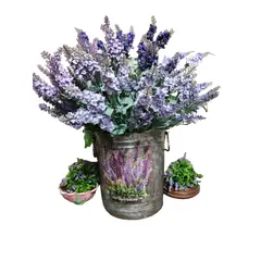 Foto de um(a) Balde em Folha de Flandres Decupage Lavanda, Década de 2000, da categoria de Cestos e Caixas. Balde em folha de flandres, duas alças e decupage de lavanda nos dois lados, década de 2000. Mede: A 26 cm Diametro: 23,5 cm... Vendido no marketplace Trésors.