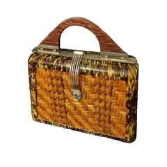 Foto de um(a) Bolsa Vintage em Caso de Tartaruga, Madeira e Vime, Década de 1980, da categoria de Outros colecionáveis. Bolsa de mão vintage, com alça de madeira, moldura em acrílico tipo casco de tartaruga e trama de vime no centro. Fecho em... Vendido no marketplace Trésors.
