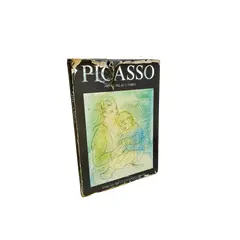 Foto de um(a) Livro capa dura em português - Picasso - 1981, da categoria de Livros. Livro capa dura em português, de 1981, muito ilustrado a cores, sobre as obras de Picasso. Marcas do tempo e uso. 150... Vendido no marketplace Trésors.