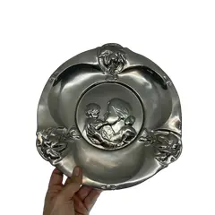 Foto de um(a) Antigo Prato Medalhão Centro De Mesa Prata Art Nouveau Wmf, da categoria de Pratos Decorativos. Antigo prato medalhão/centro de mesa em metal espessurado a prata da famosa manufatura wmf. Linda cena de mãe com criança.... Vendido no marketplace Trésors.
