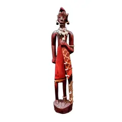 Foto de um(a) Escultura Africana Anos 80, da categoria de Escultura. Escultua africana em madeira policromada com missangas e sementes, década de 1980. A: 30 cm / L: 6,5 cm / P: 4 cm Peso: 248 g. Vendido no marketplace Trésors.
