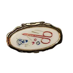 Foto de um(a) Costureiro de Bolsa Anos 80, da categoria de Outros colecionáveis. Costureiro de bolsa em caixa de metal dourado com tampa em acrílico policromado. Compondo o kit com material de costura de... Vendido no marketplace Trésors.