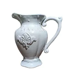 Foto de um(a) Jarra em porcelana, da categoria de Garrafas, potes e jarros. Jarra em porcelana com detalhes em relevo. A: 26cm Diâmetro: 25cm Peso: 1,250kg. Vendido no marketplace Trésors.