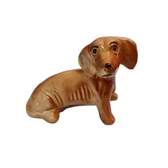 Foto de um(a) Cachorro Dachshund em Cerâmica, Década de 1940, da categoria de Modelos e estatuetas. Cachorro em cerâmica da raça dachshund na cor caramelo, década de 1940, sem marca do fabricante. A: 13 cm L: 18, 5 cm P: 8... Vendido no marketplace Trésors.