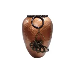 Foto de um(a) Vaso em Alumínio Repuxado e Pátina Cobre, Década de 1980, da categoria de Vasos. Vaso em alumínio repuxado com pátina cobre envelhecida .com acabamento em trama de couro e pendente em latão, década de... Vendido no marketplace Trésors.