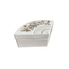 Foto de um(a) Antiga Rara Caixinha Decorativa Porcelana Americana Avon, da categoria de Cestos e Caixas. Antiga caixinha decorativa ou porta joias em porcelana americana, manufatura avon. Catalogada de 1980. Lindo formato e... Vendido no marketplace Trésors.