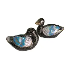 Foto de um(a) Antigo Par Pequenas Esculturas De Patinhos Em Cloisonné, da categoria de Escultura. Lindas peçinhas feitas à mão, par de patinhos em cloisonnéMedida 6cm cada. Vendido no marketplace Trésors.