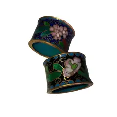 Foto de um(a) Antigo Par De Porta Guardanapos Em Cloisonné, da categoria de Anel para guardanapo. Antigo par de porta guardanapos em cloisonné feitos à mão.Mede aprox 3cm. Vendido no marketplace Trésors.