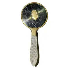 Foto de um(a) Escova de Mão Anos 40, da categoria de Outros colecionáveis. Escova de mão em latão com cerdas de crina e cabo em acrílico trabalhado, década de 1940 A: 21,5 cm D: 9,5 cm Peso: 133 g. Vendido no marketplace Trésors.