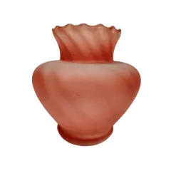 Foto de um(a) Vaso em Vidro Fosco, Pegada Vintage, Década de 2000, da categoria de Vasos. Vaso em vidro pintado na cor rosa antigo e parte interna com gomos. Parte externa é fosca, década de 2000. A: 19 cm /... Vendido no marketplace Trésors.
