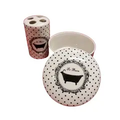 Foto de um(a) Combo Utensílios para Banheiro em Porcelana Branca e Poá, da categoria de Organizadores. Kit de utensílios para banheiro em porcelana branca com poá preto e gravura le bain. Inclui porta escova de dentes e pote... Vendido no marketplace Trésors.