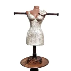 Foto de um(a) Escultura Manequim em Cerâmica, da categoria de Modelos e estatuetas. Escultura em cerâmica de um manequim com varão vem madeira para colocar utensílios com 6 ganchos em cobre. Base em madeira e... Vendido no marketplace Trésors.