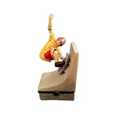 Foto de um(a) Caixinha em Resina Skatista, Década de 2000, da categoria de Cestos e Caixas. Caixa de resina policromada com fecho em latão oxidado, década de 2000.A: 10,6 cm L: 5 cm P: 3,5 cm peso: 99 g. Vendido no marketplace Trésors.