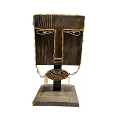Foto de um(a) Escultura Africana em Madeira, Conchas, Sisal, Década de 1980, da categoria de Escultura. Escultura africana em madeira, conchas, sisal. Base também em madeira, década de 1980.Mede 46cm de altura, 24cm de largura e... Vendido no marketplace Trésors.