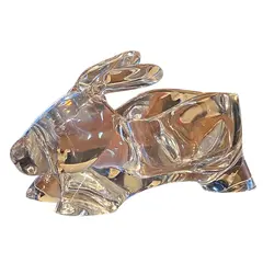 Foto de um(a) Coelho Vintage Em Acrílico, da categoria de Outros colecionáveis. Adicione um toque de elegância, fofura e sofisticação ao seu ambiente com esta linda peça decorativa em acrílico maciço. Vendido no marketplace Trésors.