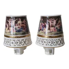 Foto de um(a) Raro par de luminárias antigas em porcelana, da categoria de Arandelas. Elegante par de luminárias antigas, apresentam uma cúpula cônica em porcelana fina de inspiração clássica italiana,... Vendido no marketplace Trésors.