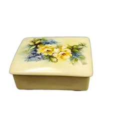 Foto de um(a) Caixa em Porcelana Floral, Década de 1980, da categoria de Cestos e Caixas. Caixa de porcelana policromada com motivo floral pintado à mão. Assinada por magali, 1984 e ainda com etiqueta de papel. A:... Vendido no marketplace Trésors.