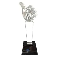 Foto de um(a) Troféu Joinha Cristal, da categoria de Escultura. Escultura em cristal do joinha, base um prisma de quatro faces em cristal preto.A: 21cm Base: 6.5 x 7 x 4.5 cm Peso: 718g. Vendido no marketplace Trésors.