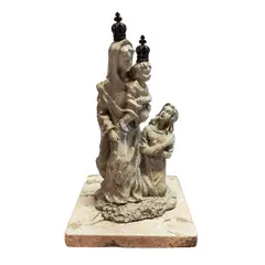 Foto de um(a) Imagem Virgem Maria e O Menino em Resina Italiana e Mármore Travertino, Década de 1980, da categoria de Objetos religiosos e espirituais. Imagem da Virgem Maria e o Menino Jesus em resina italiana com pátina mármore travertino e base em mármore travertino,... Vendido no marketplace Trésors.
