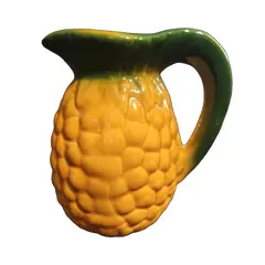 Foto de um(a) Jarra Pineapple Anos 80, da categoria de Garrafas, potes e jarros. Jarra abacaxi em cerâmica vitrificada e policromada, década de 1980 procedência asiática.A: 16,5cm D: 11cm Peso: 680g. Vendido no marketplace Trésors.