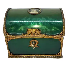 Foto de um(a) Antiga Caixa Porta Jóias Baú Bronze Ormolu Estilo Império, da categoria de Cestos e Caixas. Germany. Antiga e fina caixa porta jóias no formato de baú, com partes em couro e acabamento em bronze ormolu (com banho de... Vendido no marketplace Trésors.