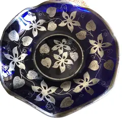Foto de um(a) Antigo Grande Centro De Mesa Em Cristal Azul E Prata De Lei, da categoria de Centro de mesa. Antigo e grande centro de mesa em cristal com belíssima decoração floral em prata de lei. Em perfeito estado. Medindo 35cm. Vendido no marketplace Trésors.