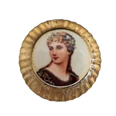Foto de um(a) Peso de Papel Victorian, da categoria de Pesos de papel. Peso de papel em vidro com decoupage vitoriana e fundo com folha de ouro. Peça única pelo designer Marcelus RibasDiâmetro:... Vendido no marketplace Trésors.