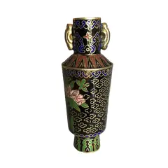 Foto de um(a) Antigo Pequeno Vaso Em Bronze Cloisonné, da categoria de Vasos. Antigo pequeno vaso com alças, em bronze cloisonné feito à mão. Impecável.Altura 11cm. Vendido no marketplace Trésors.