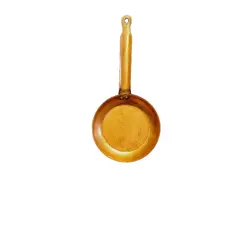 Foto de um(a) Frigideira em Ferro, Peça Decorativa, Década de 1970, da categoria de Panelas. Frigideira de ferro artesanal, feita por ciganos na década de 1970. Possui acabamento com pátina cobre envelhecida e... Vendido no marketplace Trésors.