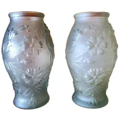 Foto de um(a) Antigo Par De Vasos Art Deco Em Vidro Francês Satiné, da categoria de Vasos. Antigo e lindo par de vasos em vidro satiné francês, ricamente moldados e prensados com flores em relevo. Período Art Deco.... Vendido no marketplace Trésors.
