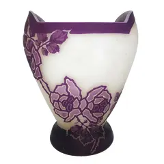 Foto de um(a) Antigo Vaso Jarro Francês Em Vidro Cameo Glass Art Nouveau, da categoria de Vasos. Escola Gallé. Cameo Glass. Lindíssimo e imponente vaso francês em vidro artístico, ricamente moldado à mão com flores em... Vendido no marketplace Trésors.