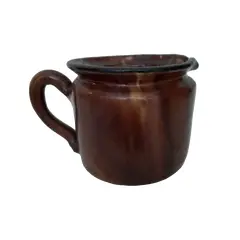 Foto de um(a) Jarra Esmaltada em Terracota, Déc. 1940, da categoria de Garrafas, potes e jarros. Jarra esmaltada em terracota marrom, década de 1940. A 12cm / D 12cm Peso: 930g. Vendido no marketplace Trésors.