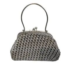 Foto de um(a) Bolsa Crochê Party, Década de 1940, da categoria de Bolsas. Bolsa de festa em crochê com linha prata e fecho de metal com detalhes em baixo relevo e alça também em metal, década de... Vendido no marketplace Trésors.