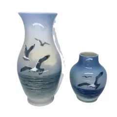 Foto de um(a) Antigos Raros Vasos Art Deco Porcelana Royal Copenhagen, da categoria de Vasos. Royal Copenhagen. Par de vasinhos decorativos em porcelana dinamarquesa, com linda coloração e decoração de aves, da famosa... Vendido no marketplace Trésors.