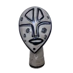 Foto de um(a) Escultura Africana Anos 80, da categoria de Escultura. Escultura africana em pedra com pintura em preto e branco, década de 1980.A: 11,5 cm L: 6 cm P: 5 cm Peso: 213 g. Vendido no marketplace Trésors.