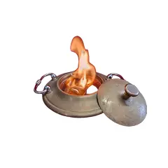 Foto de um(a) Braseiro Italiano em Latão e Cobre, Início do Século XX, da categoria de Cinzeiros e coletores. Braseiro italiano de escrivaninha para queima de papéis: em latão oxidado com tampa, parte interna de cobre martelado e... Vendido no marketplace Trésors.
