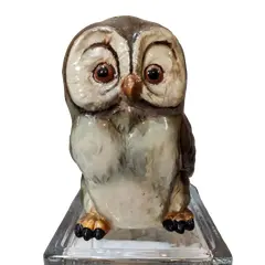 Foto de um(a) Cachepô Coruja Anos 50, da categoria de Cachepot. Coruja em porcelana policromada com olhos de vidro, década de 1950, com restauro antigo. Pode ser usada como porta treco ou... Vendido no marketplace Trésors.