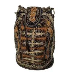Foto de um(a) Bolsa Indonésia, da categoria de Bolsas. Bolsa tipo saco em veludo bordado com alça em tecido. Origem Indonésia. Mede: A 35cm / fundo 26 x 18cm Peso 280g. Vendido no marketplace Trésors.