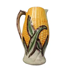 Foto de um(a) Jarra Milho Anos 40, da categoria de Garrafas, potes e jarros. Jarra milho em cerâmica policromada e vitrificada, década de 1940 A: 22cm D: 12cm Peso: 675g. Vendido no marketplace Trésors.