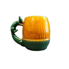 Foto de um(a) Caneco Porcelana em Formato de Nozes e Esquilo, Cerâmica Guarani, Década de 1940, da categoria de Canecas. Caneco porcelana laranja e verde com a forma de noz e esquilo como alça, década de 194. Fabricante: cerâmica guarani A: 11... Vendido no marketplace Trésors.
