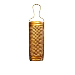 Foto de um(a) Ralador de Queijo em Alumínio com Pátina Cobre, Peça Decorativa, Década de 1970, da categoria de Outros objetos decorativos. Ralador de queijo em alumínio com pátina cobre envelhecida e azinhavrada, da década de 1970. Ideal para uso ou decoração.... Vendido no marketplace Trésors.