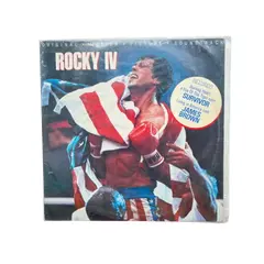 Foto de um(a) ​LP Trilha sonora original de Rocky IV -1982, da categoria de LPs ou Discos de Vinil . LP com a trilha sonora original de Rocky IV, de 1982. Dois mínimos riscos superficiais. Vendido no marketplace Trésors.