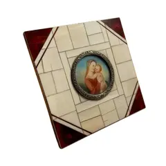 Foto de um(a) Miniature Portrait Antigo Raro Quadrinho Arte Sacra, da categoria de Objetos religiosos e espirituais. Miniature Portrait. Antigo quadrinho Europeu pintado à mão em folha de marfim. Moldura também marfim com casco de tartaruga... Vendido no marketplace Trésors.